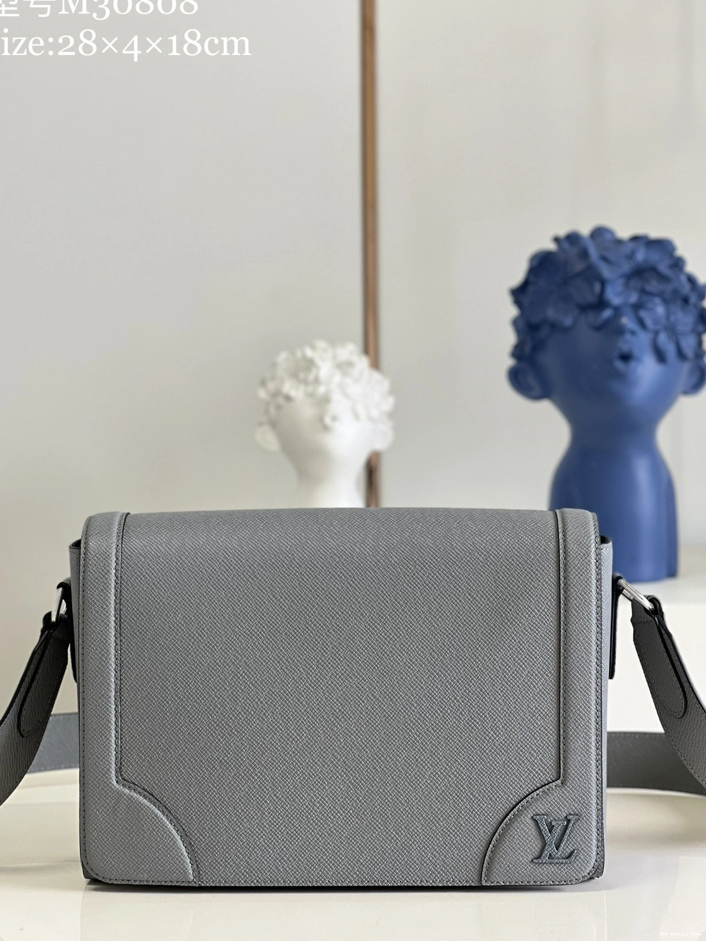 NEW VUITTON FLAP LOUIS MESSENGER 0722